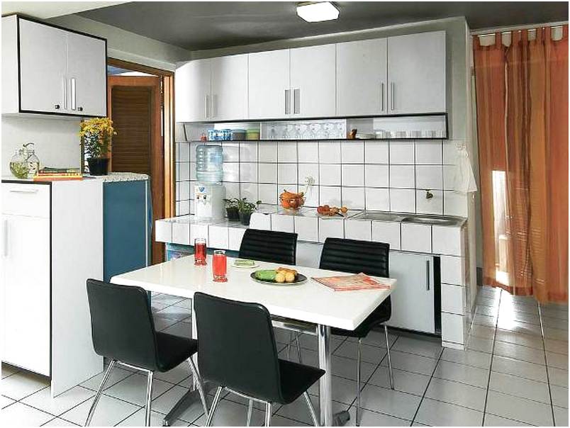 Desain ruang makan menyatu dengan dapur minimalis mewah sederhana