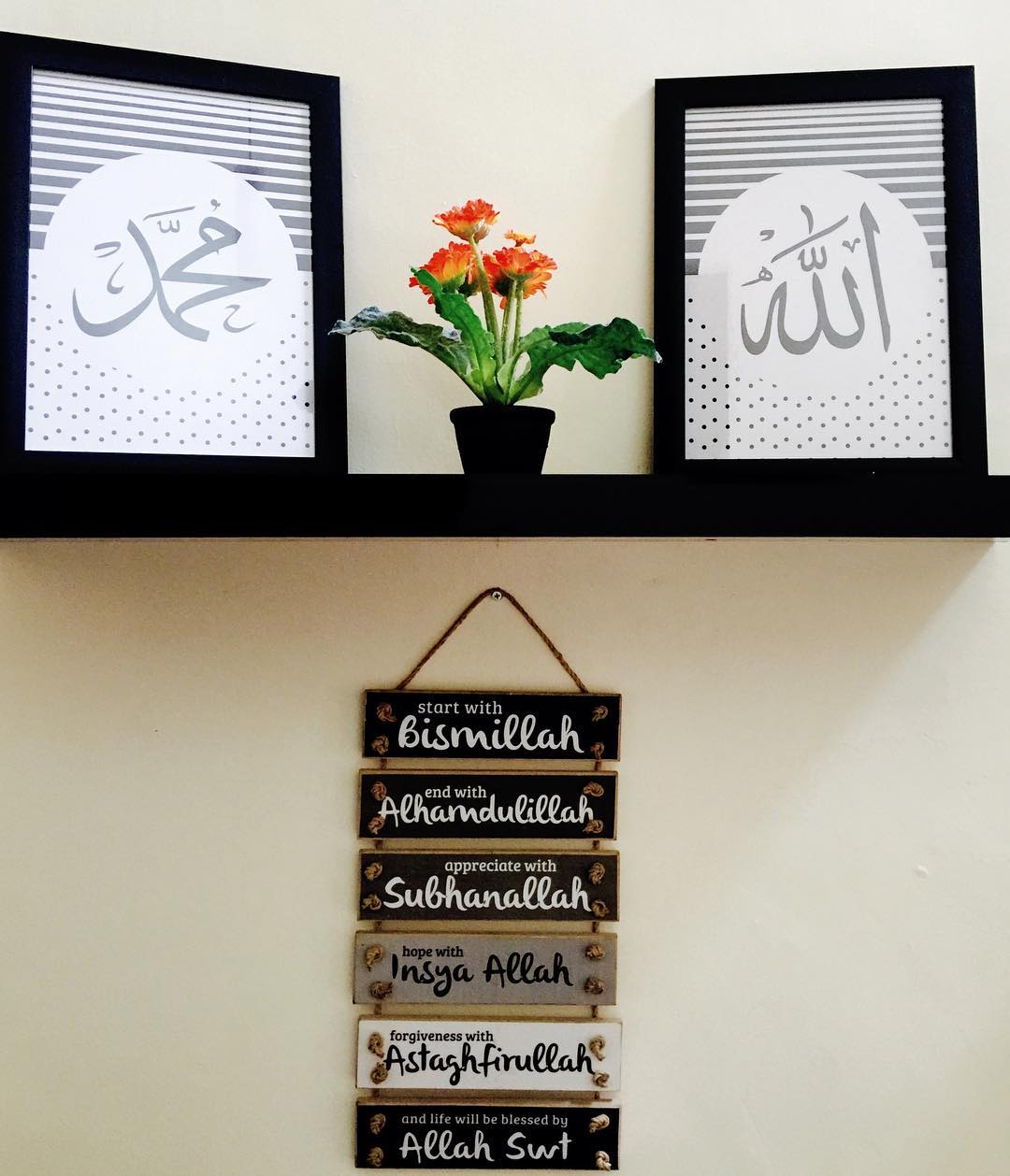 Hiasan Dinding Ruang Tamu Bertema Islami Dengan