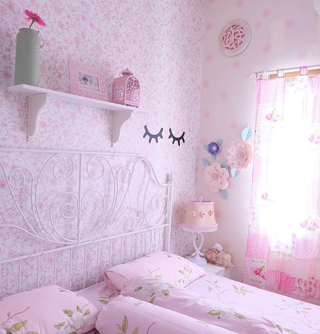 dekorasi kamar tidur shabby chic dengan wallpaper dinding motif bunga yang cantik warna pink